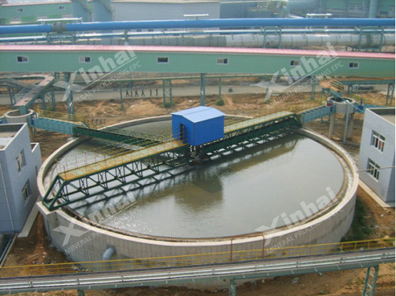 中心傳動濃密機(jī)在某礦施工現(xiàn)場進(jìn)行濃密作業(yè)